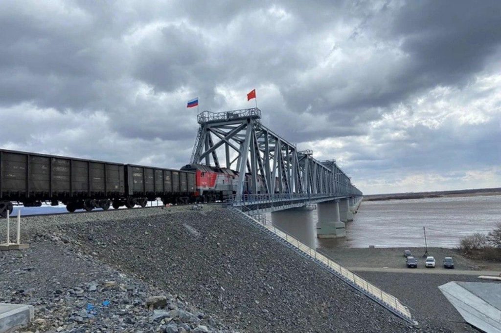 Россия и Китай увеличили грузоперевозки по двум мостам через Амур